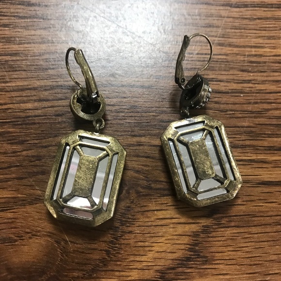 NWOT Avon Antique gold green leverback earrings. - Picture 3 of 5